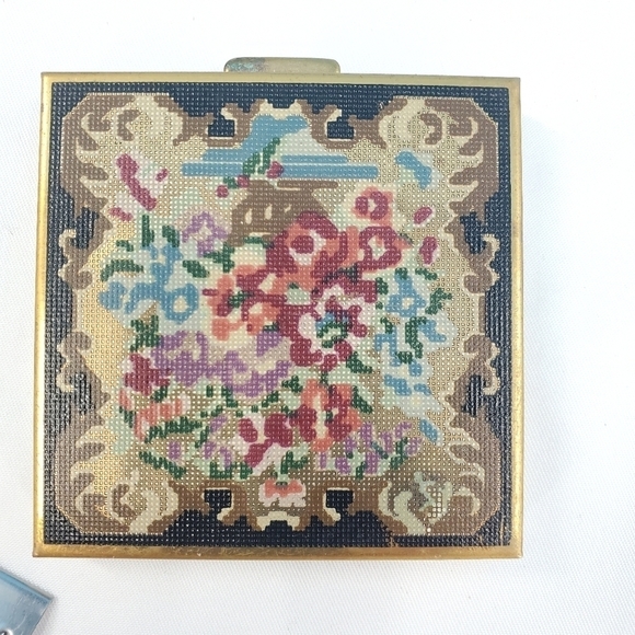 Volupte vintage needlepoint design square compact - Picture 2 of 12